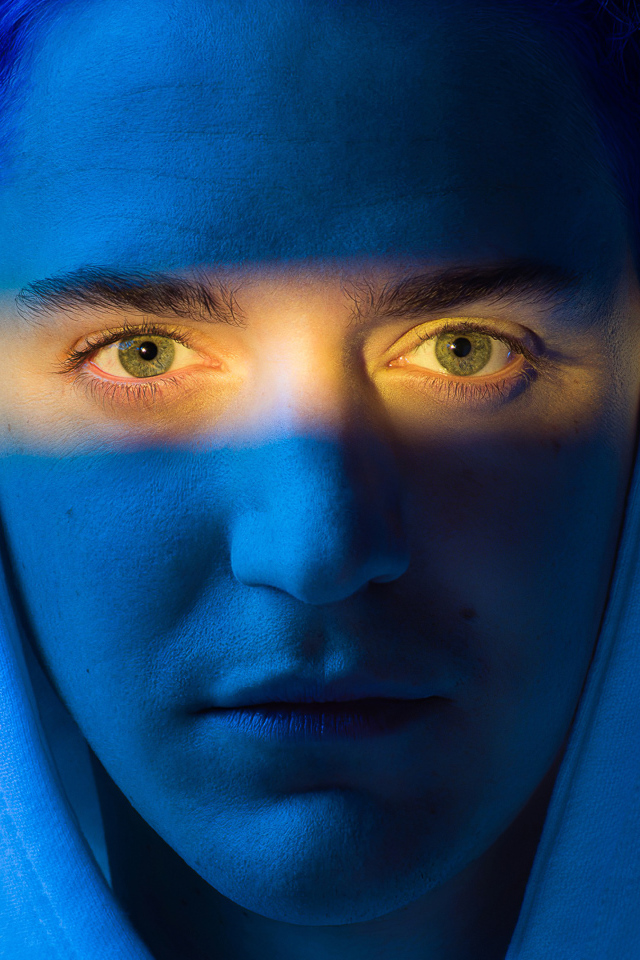 Интернет знаменитость Ninja Youtube на голубом фоне