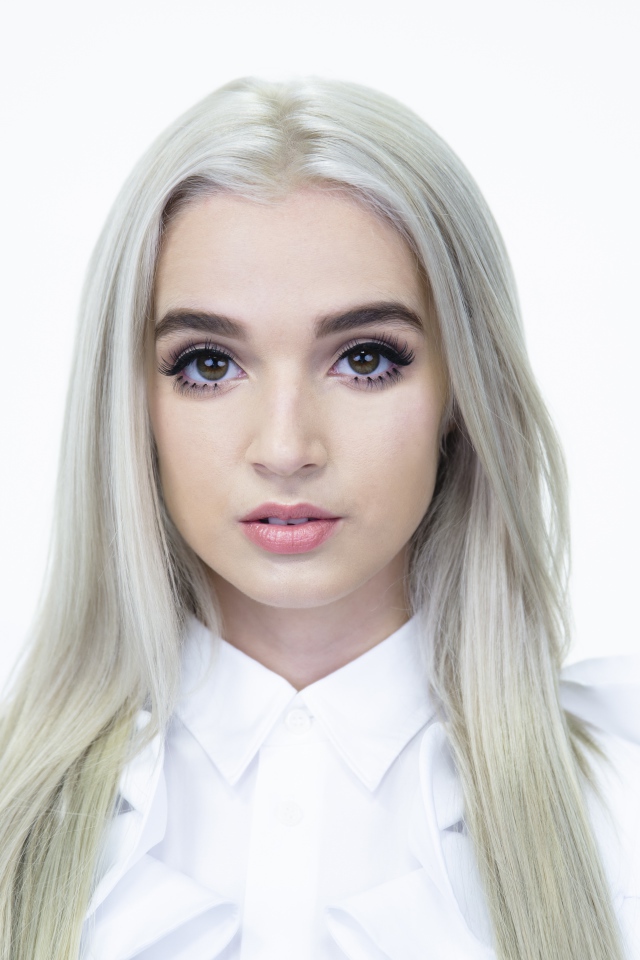 Певица Poppy на белом фоне 