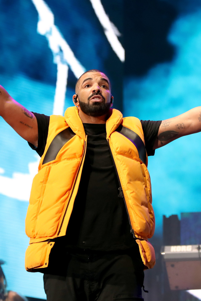 Популярный рэпер Дрэйк выступает на сцене