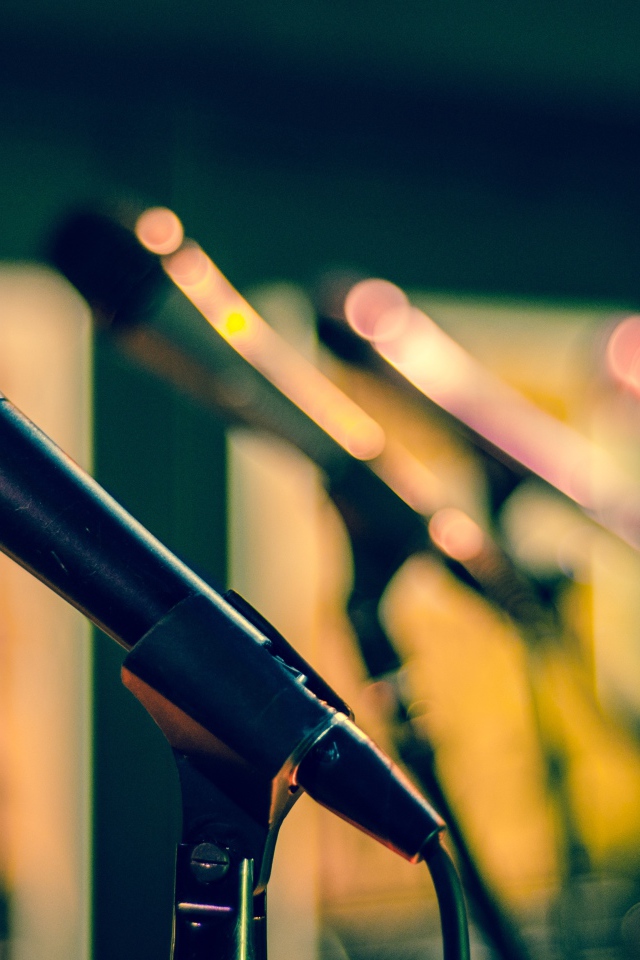 Профессиональный микрофон вокалиста на стойке