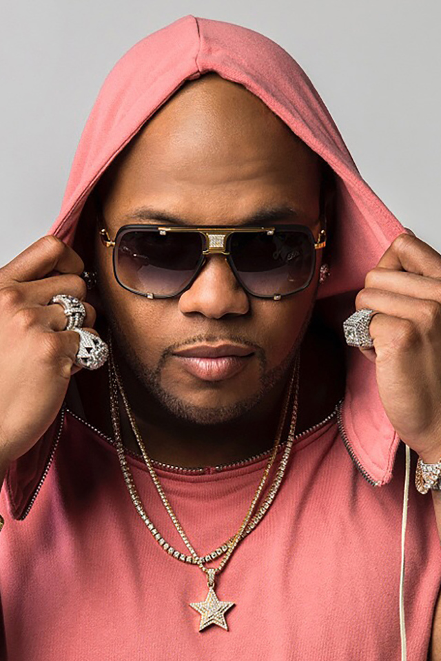 Рэпер Flo Rida на сером фоне