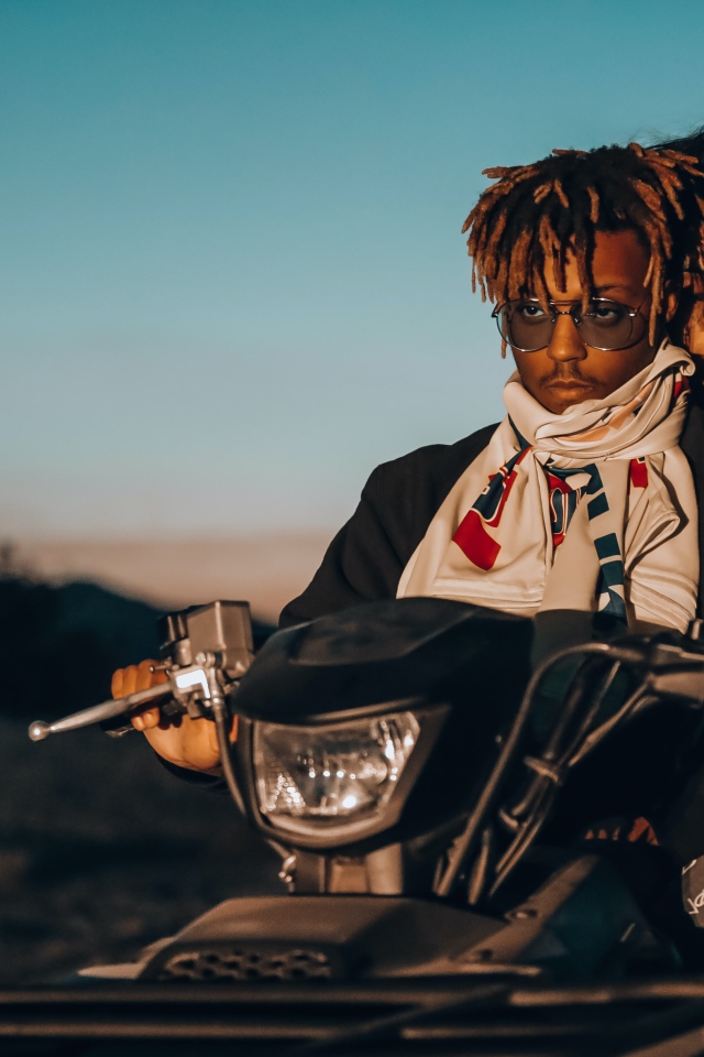 Рэпер Juice WRLD с девушкой на квадроцикле
