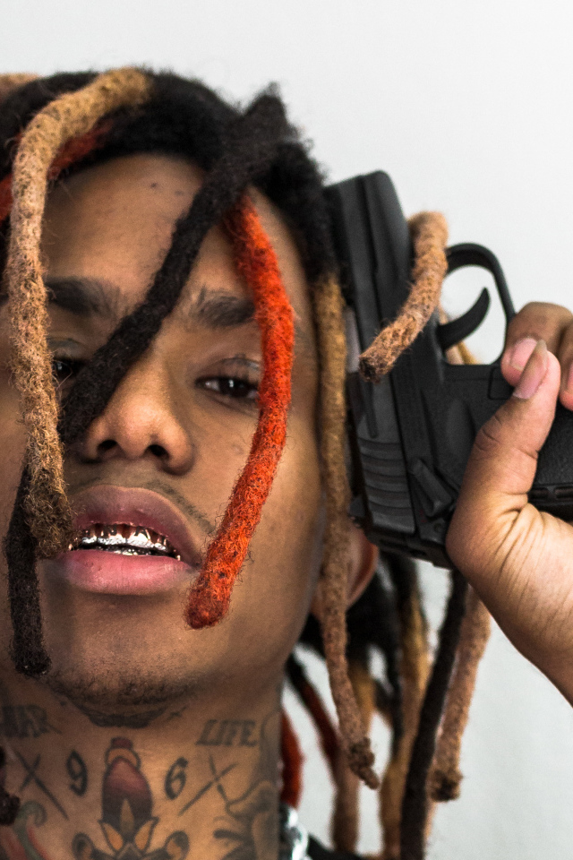 Рэпер Lil Gnar  с пистолетом в руке