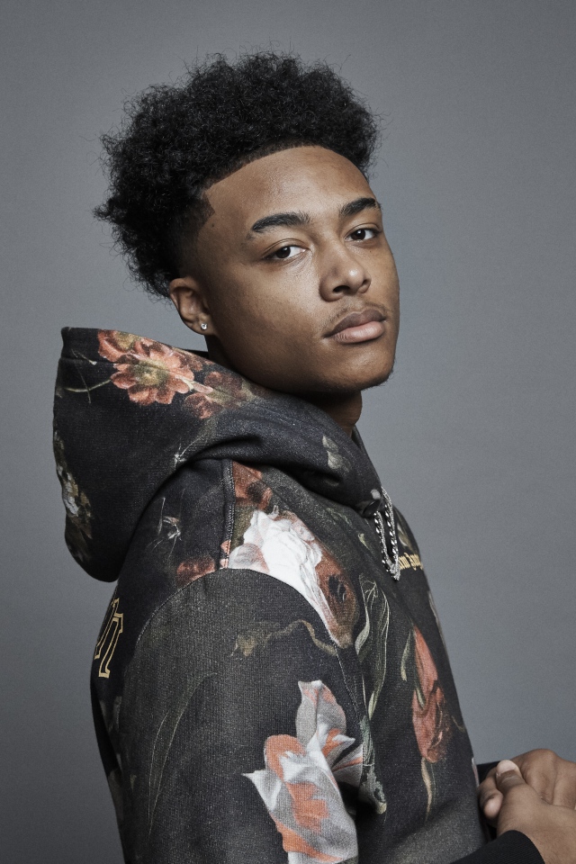 Рэпер Luh Kel на сером фоне