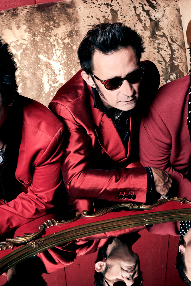 Рок группа Green Day в красных костюмах