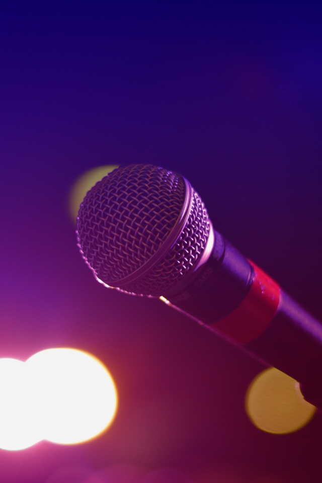 Микрофон  SHURE на стойке на концерте