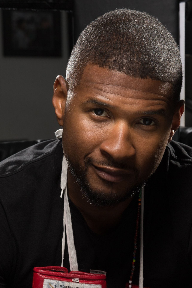 Певец Ашер крупным планом