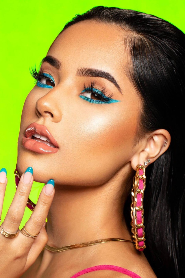 Певица Бекки Джи с ярким макияжем