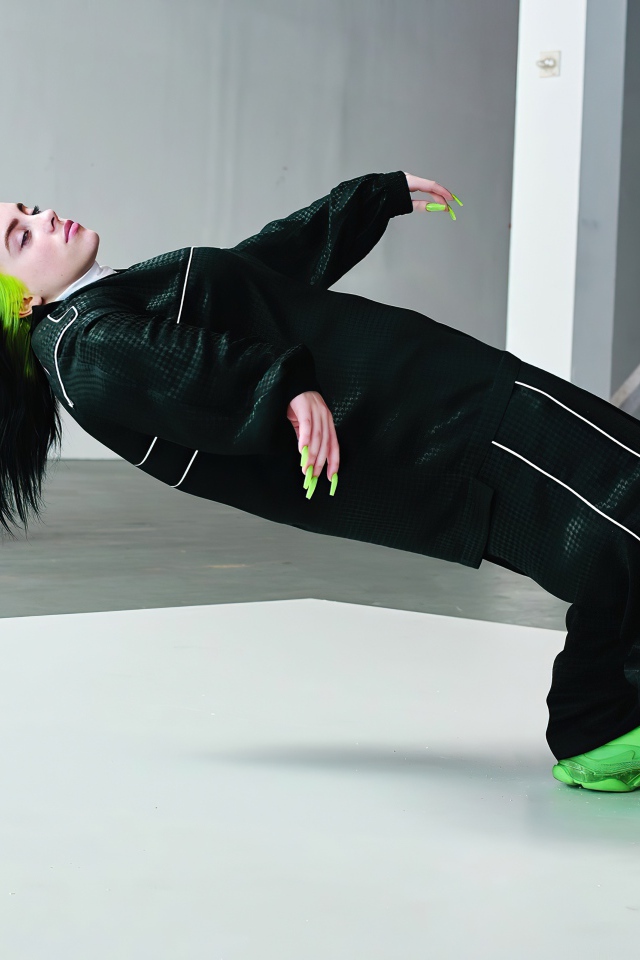 Певица Билли Айлиш в черном спортивном костюме 