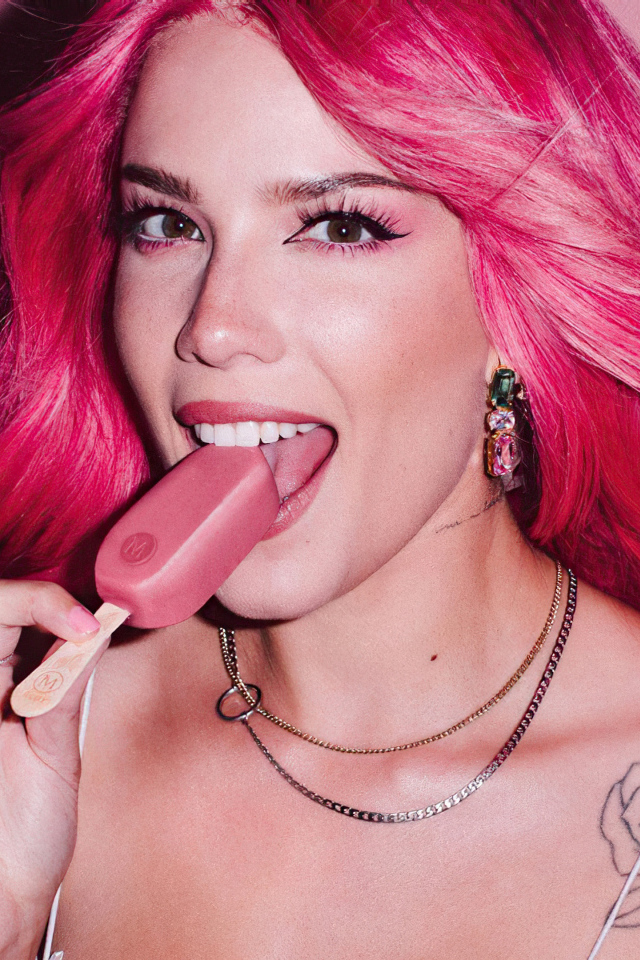 Певица Halsey Magnum с розовыми волосами с мороженым в руке