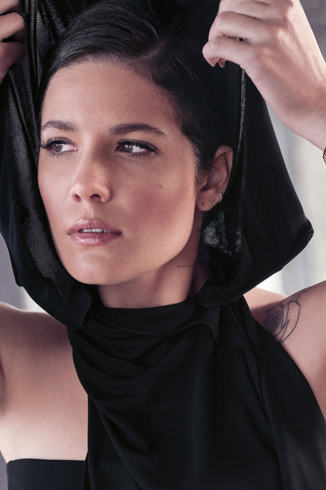 Певица Холзи с браслетами на руках