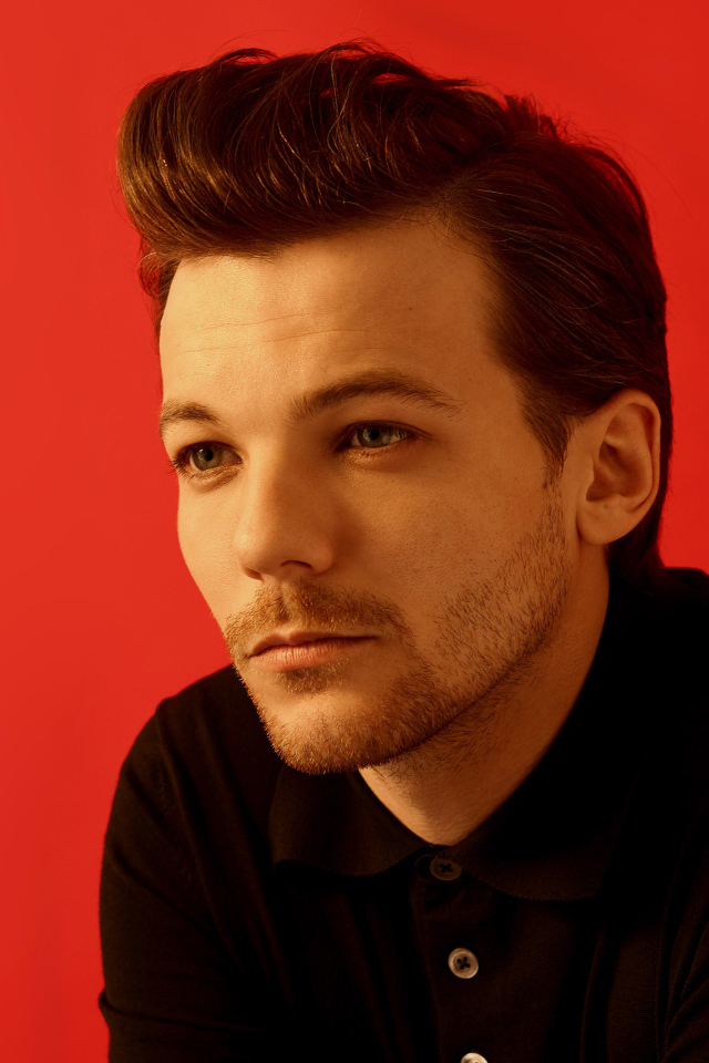 Певец Луи Томлинсон на красном фоне