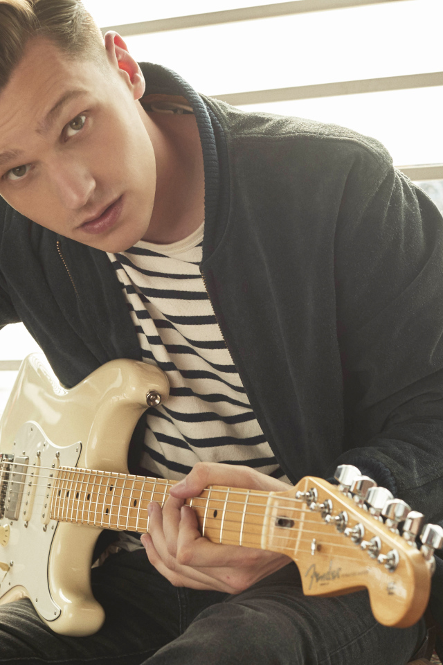 Певец Патрик Дрони с гитарой в руках