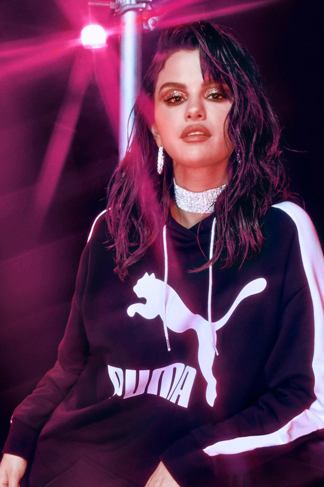 Певица Селена Гомес в спортивном костюме Пума 