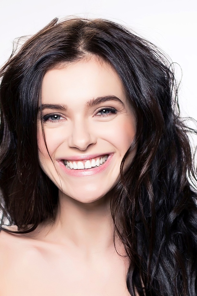 Улыбающаяся российская певица Елена Темникова