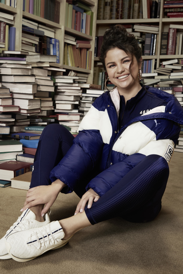 Улыбающаяся певица Селена Гомез в библиотеке 