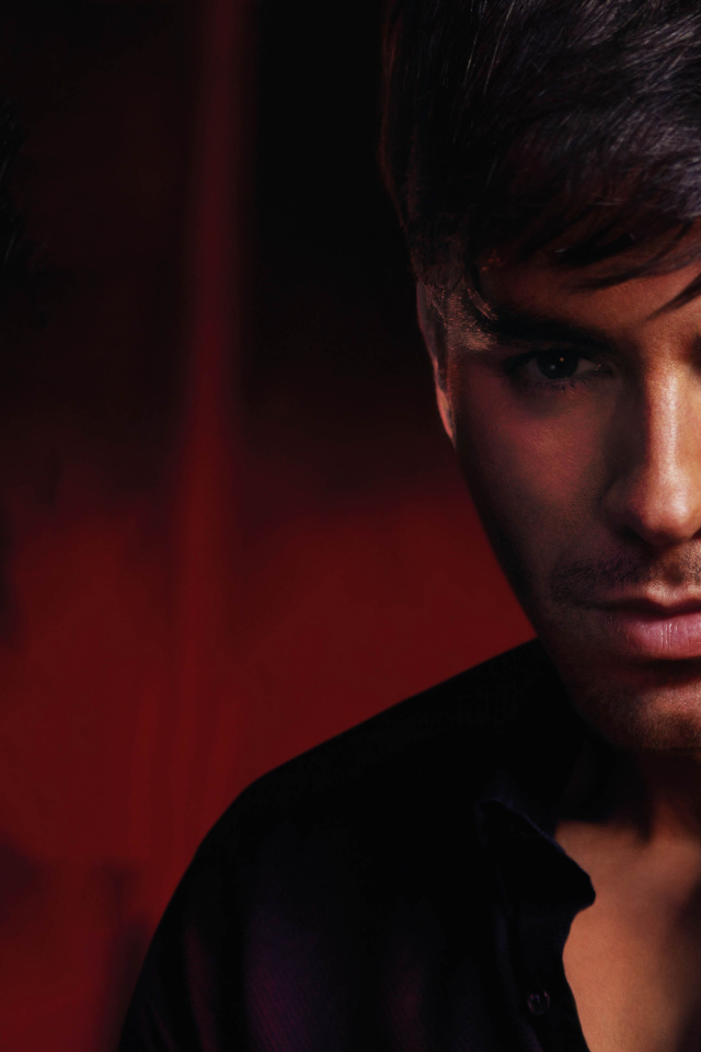 Испанский певец Энрике Иглесиас крупным планом