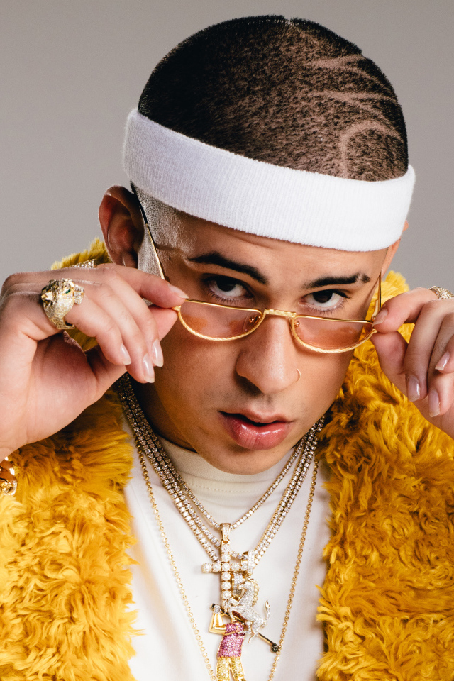 Стильный певец Bad Bunny на сером фоне