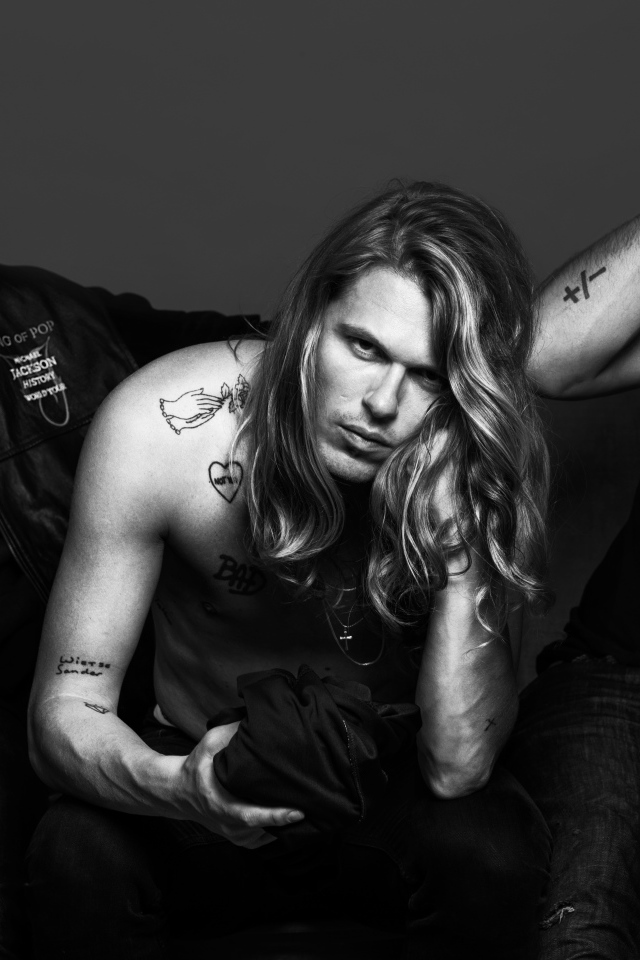 Трио Kris Kross Amsterdam в костюмах на сером фоне