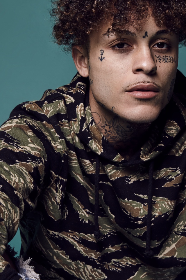 Молодой американский рэпер Lil Skies с татуировками на теле