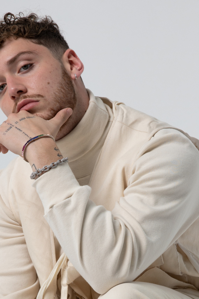 Молодой мужчина, американский певец Баззи в костюме