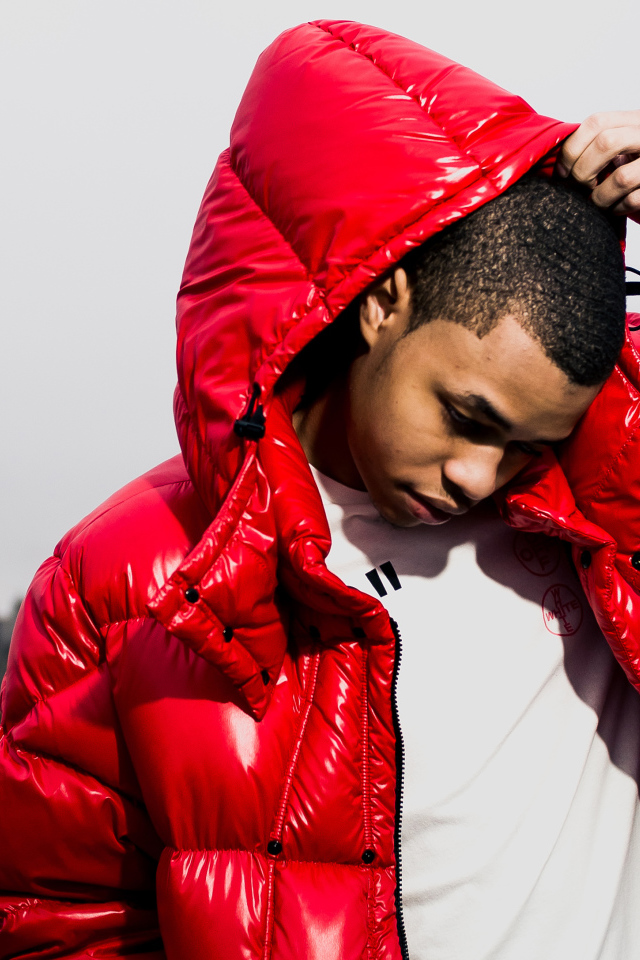 Молодой рэп исполнитель Jay Gwuapo в красной куртке