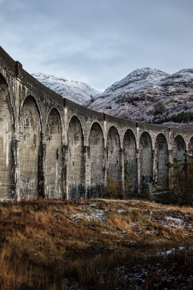 Мост акведук на фоне гор 