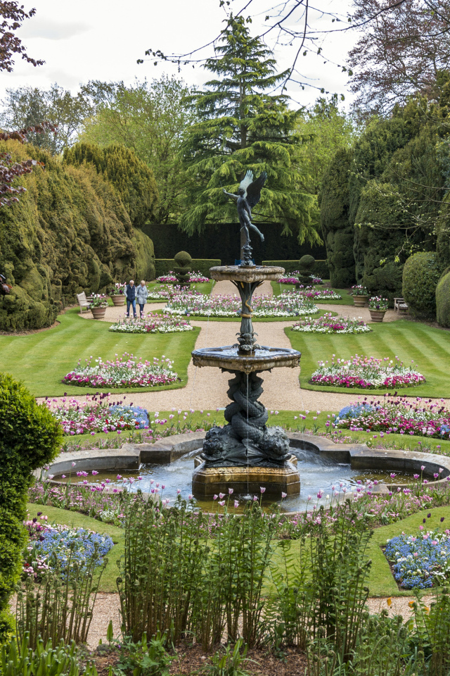 Красивый фонтан в живописном парке с зелеными деревьями