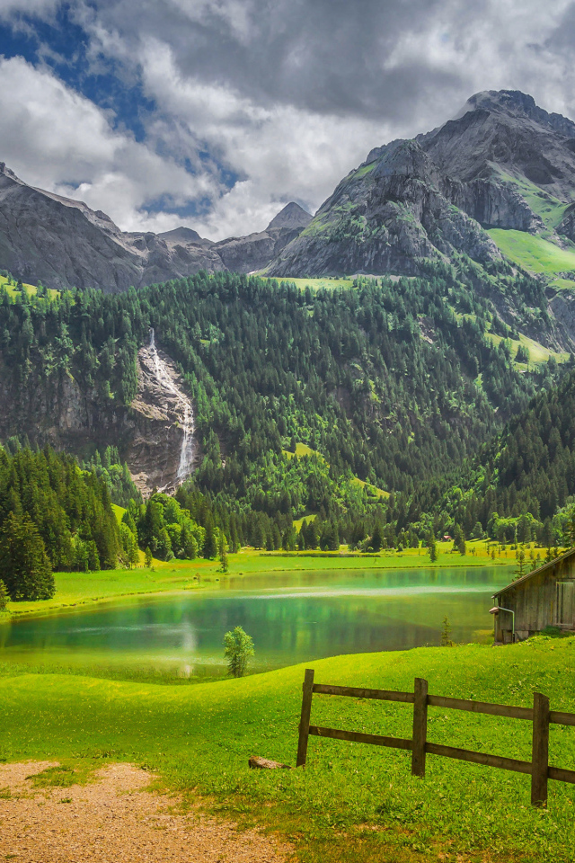 Красивый зеленый горный пейзаж 