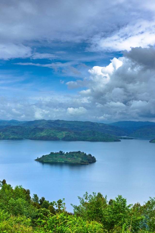 Красивый вид с высока на залив под грозовыми облаками