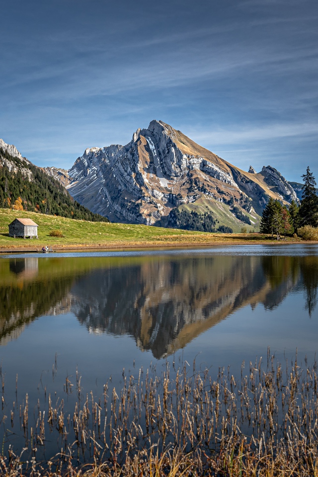 Красивый вид на прозрачное горное озеро под голубым небом 