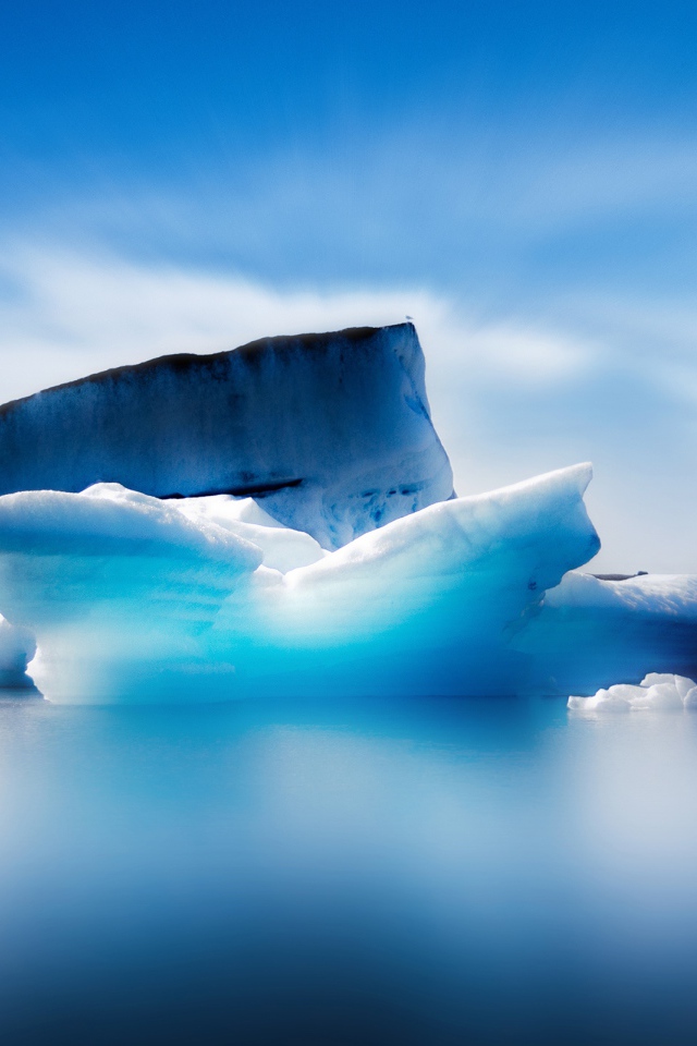 Большой синий айсберг в океане на фоне неба