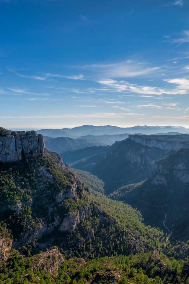 Яркое солнце в голубом небе над высокими горами 