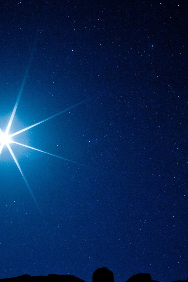 Яркая белая звезда в темном ночном небе 