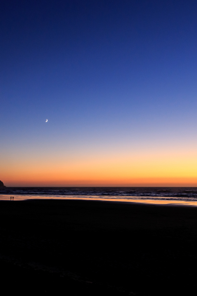 Спокойное море на закате солнца под голубым небом