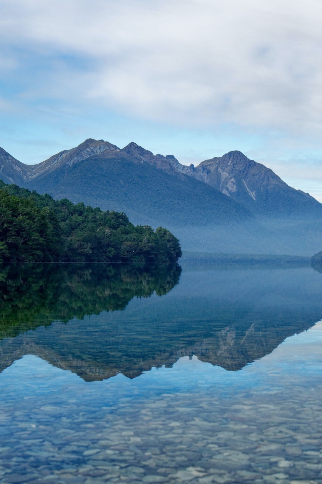 Прозрачная вода в горном озере  на рассвете