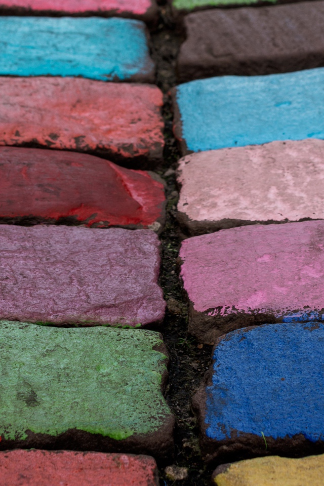Разноцветные кирпичи на дороге 