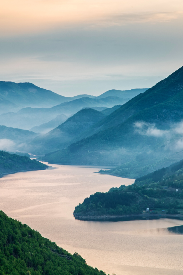 Туман над рекой у подножия гор