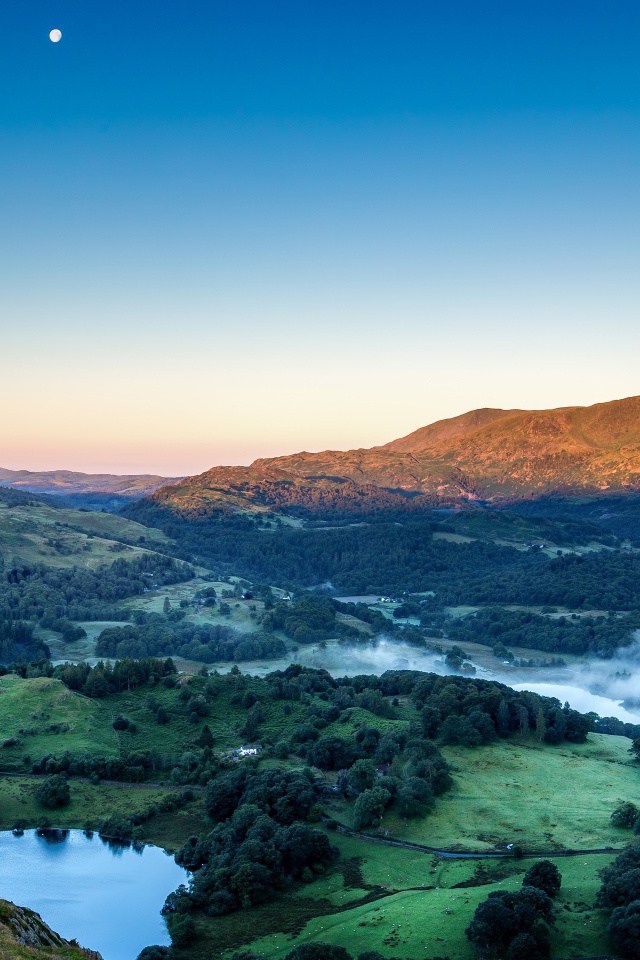 Туман над горной природой на рассвете 