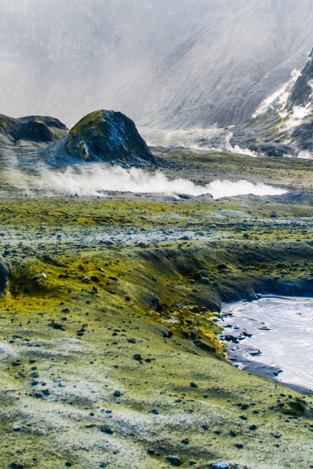 Горячие гейзеры у подножия гор 