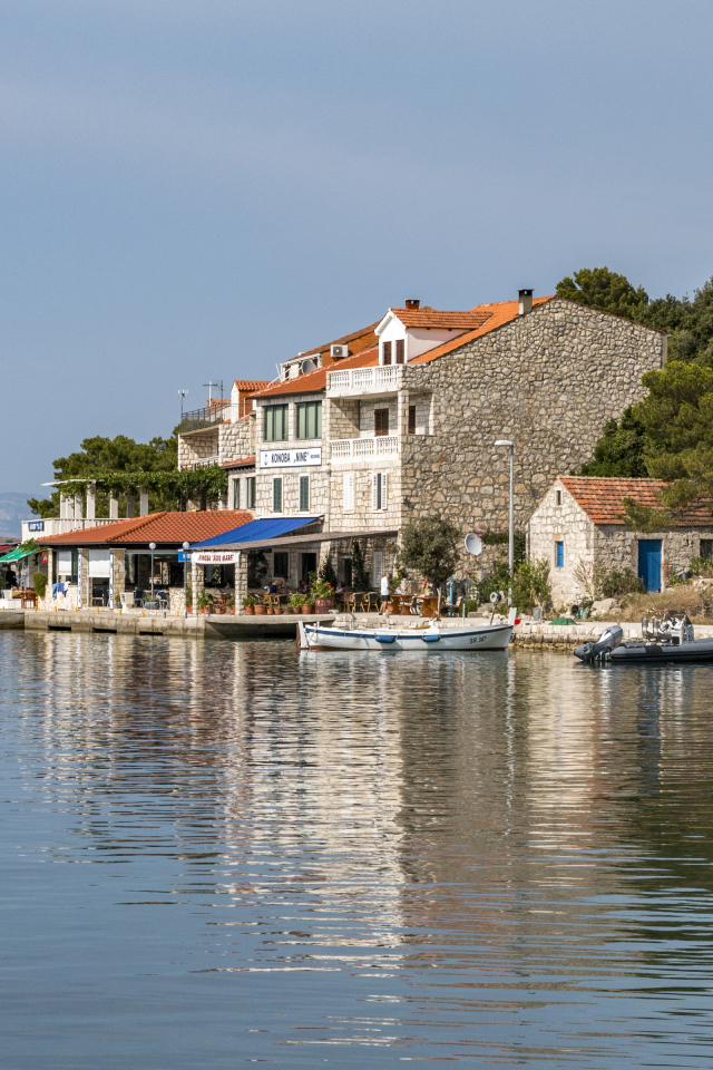 Дома на берегу залива под голубым небом