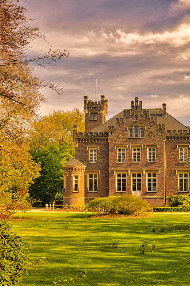 Большой трехэтажный дом в зеленом парке