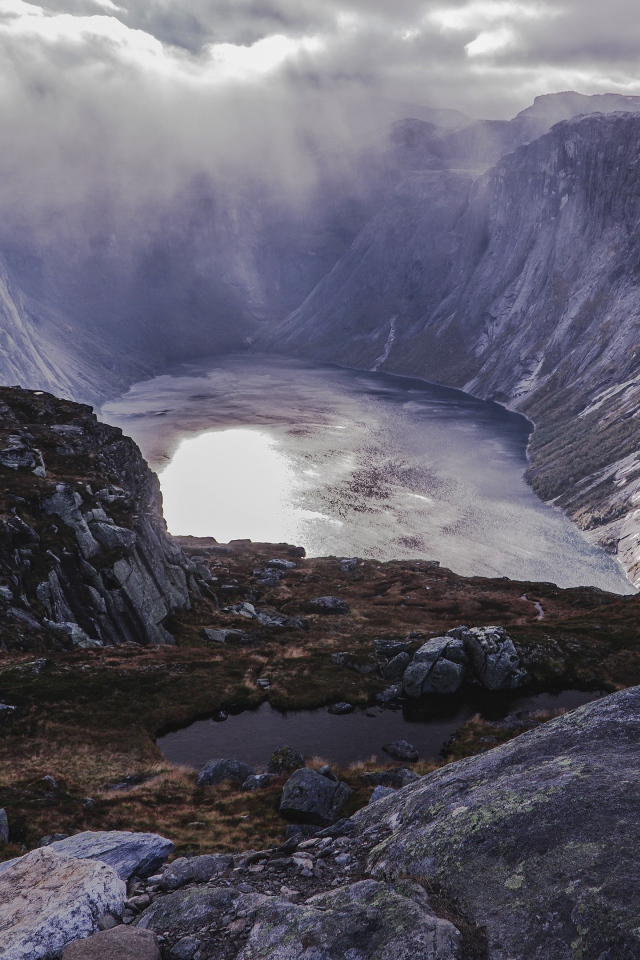 Красивый вид на залив под грозовым небом