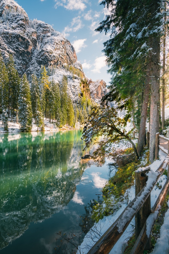 Красивый вид на холодную реку и заснеженные горы