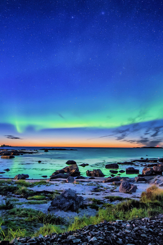 Северное сияние в небе над горным озером