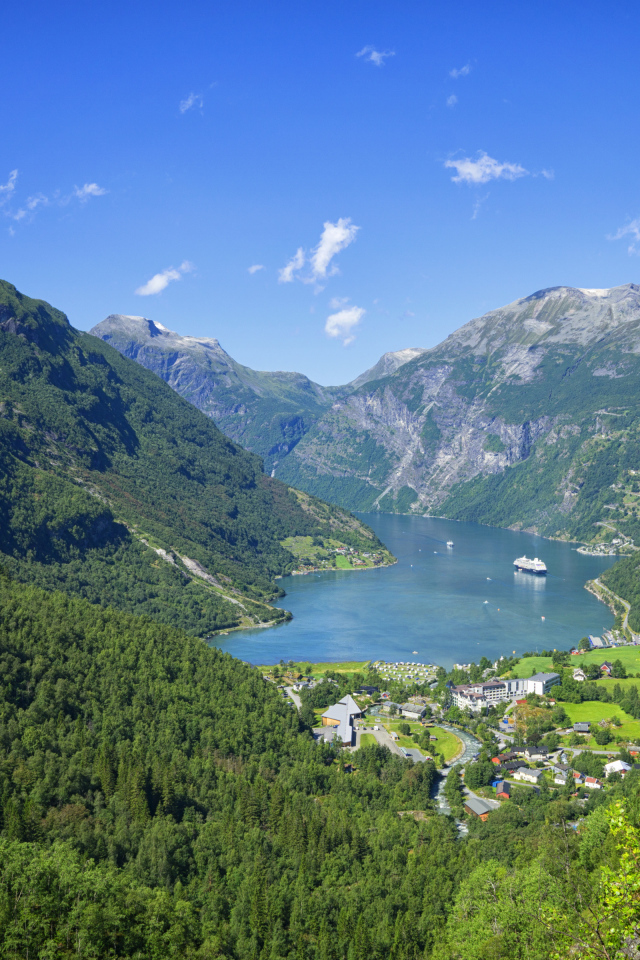 Норвежский фьорд в покрытых зеленью горах 