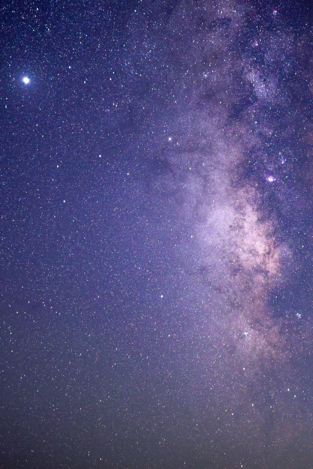 Фиолетовый млечный путь в звездном небе 
