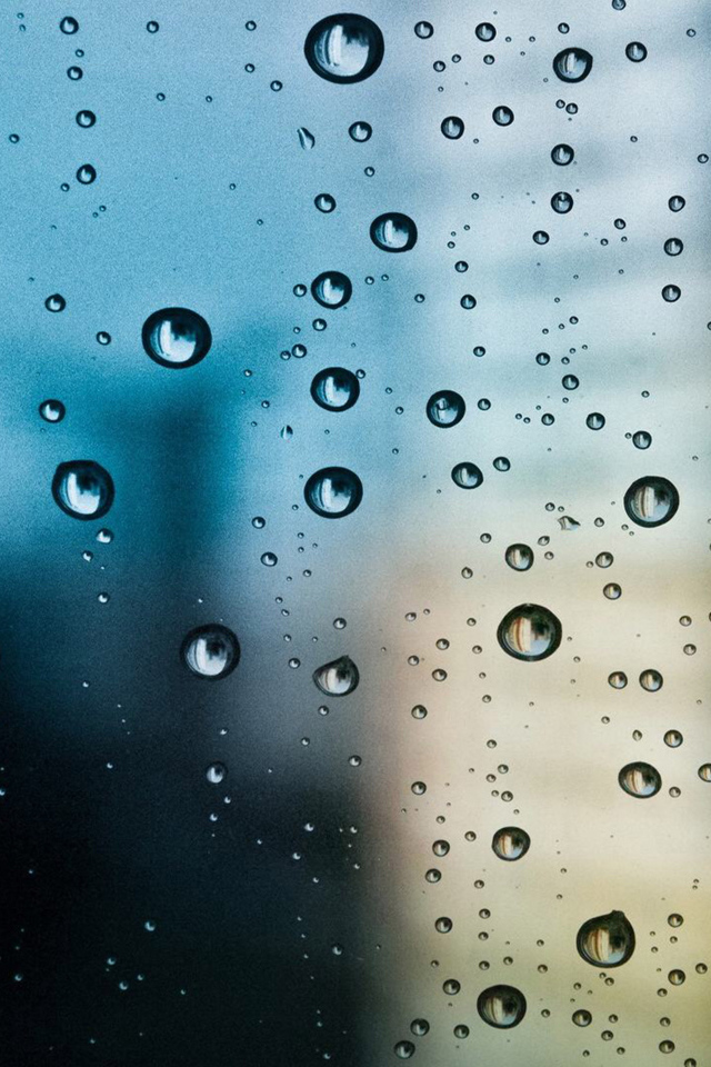 Капли дождя на холодном стекле 