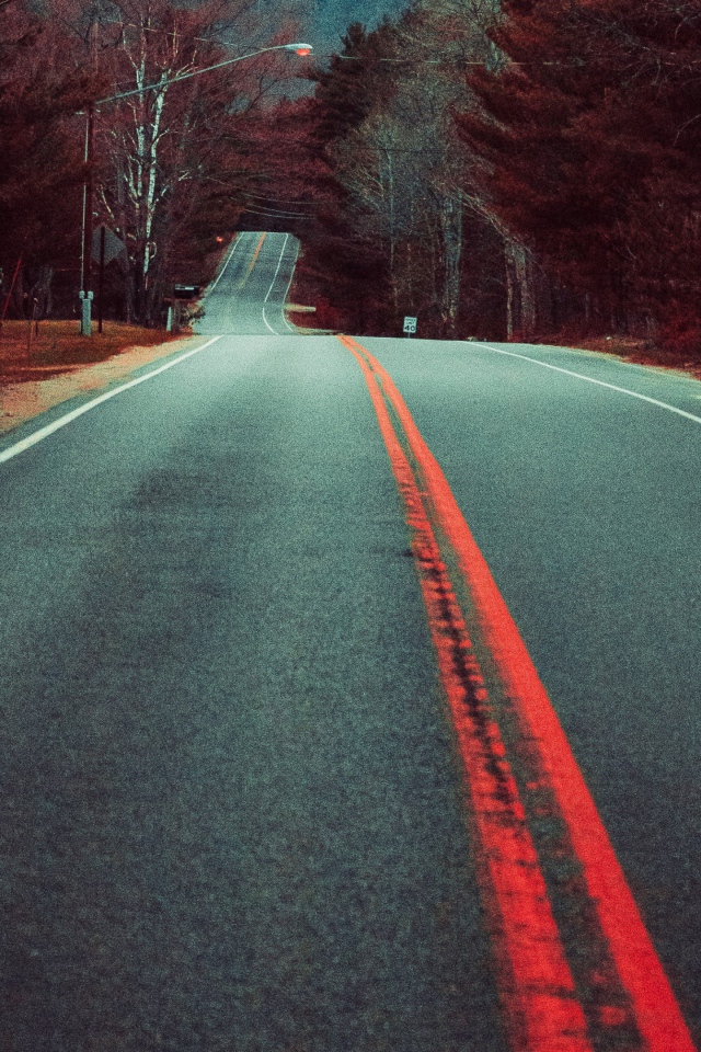 Ровная длинная асфальтовая дорога с разделительными линиями