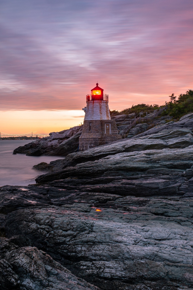 Каменный берег в океане с маяком 